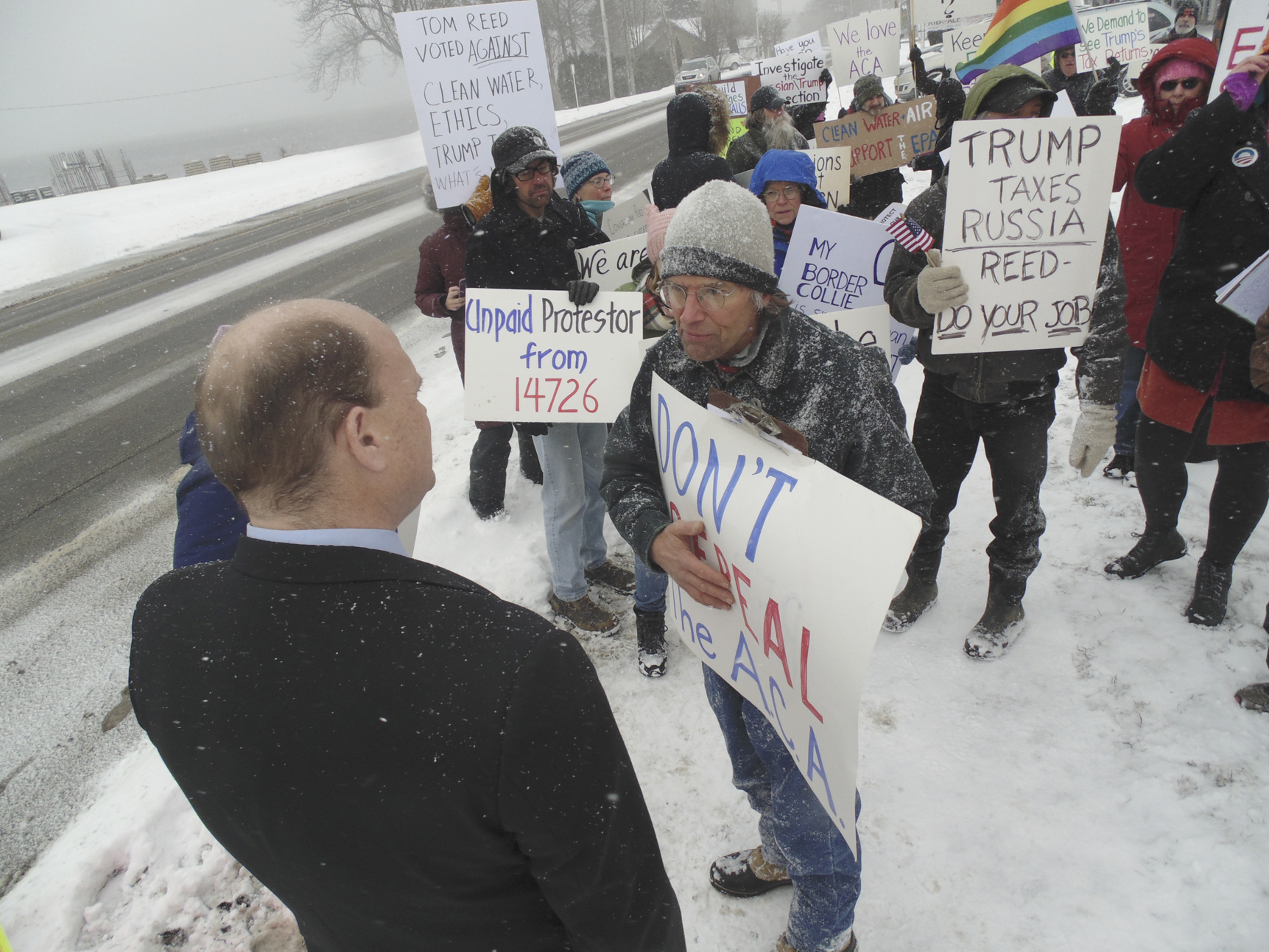 Protesters go after Reed again | News, Sports, Jobs - Observer Today